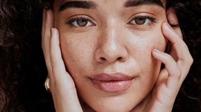 Το φυσικό συστατικό που διορθώνει τις δυσχρωμίες της επιδερμίδας