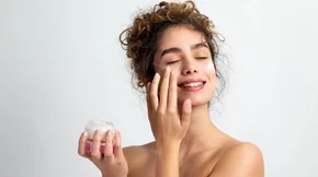 Αυτό το skincare προϊόν θα σε βοηθήσει να δείχνεις μέχρι και 10 χρόνια νεότερη