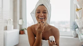 Οι 5 καλύτεροι οροί προσώπου για την εξάλειψη των σκούρων κηλίδων