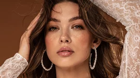 Τα glitter lips είναι η πιο glam τάση μακιγιάζ για τα looks των γιορτών