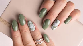 Τα φθινοπωρινά χρώματα στα νύχια που επιλέγουν οι celebrities ξανά και ξανά