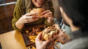 Τρως συνεχεία έξω; Μελέτη αποκαλύπτει τους κινδύνους υγείας της συνήθειας αυτής