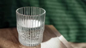 Γιατί δεν πρέπει ποτέ να αφήνεις ένα ποτήρι νερό στο κομοδίνο;