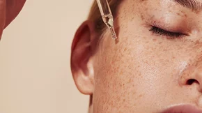 Πανάδες το καλοκαίρι: Πώς θα αντιμετωπίσεις τις δυσχρωμίες στην επιδερμίδα σου