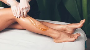Sugaring: Πώς θα κάνεις μόνη σου την πιο φυσική μέθοδο αποτρίχωσης με ζάχαρη