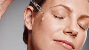 5 αντιρυτιδικοί οροί με bakuchiol, τη φυτική εναλλακτική της ρετινόλης