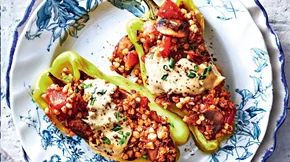 Πιπεριές γεμιστές με μανιτάρια, φαγόπυρο και ντρέσινγκ aioli μουστάρδας