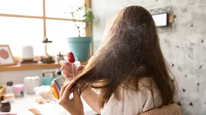 Πώς θα εφαρμόσεις σωστά τα προϊόντα θερμοπροστασίας μαλλιών (βίντεο)