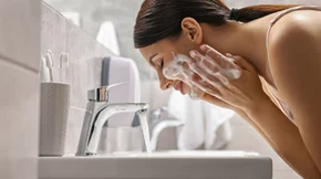 2 λάθη που πρέπει οπωσδήποτε να αποφύγουμε στη skincare ρουτίνα μας τον χειμώνα