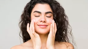 Θες κάλυψη και αντηλιακή προστασία ταυτόχρονα; Τα αντηλιακά προσώπου με χρώμα που κάνουν ακριβώς αυτό