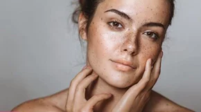 8 απλοί τρόποι για να ενυδατώνεις το πρόσωπό σου εύκολα μέσα στη μέρα