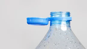 Εκνευρίζουν και σένα τα νέα καπάκια στα μπουκάλια; Τι να κάνεις