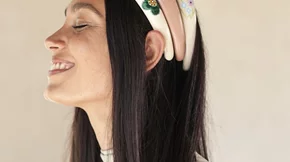 Το οικονομικό αξεσουάρ που εντάσσουν στις εμφανίσεις τους οι πιο chic fashionistas