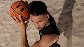 Από την άμμο στο παρκέ: Ο Γιαννούλης Λαρεντζάκης φωτογραφίζεται φέρνοντας πίσω την πρώτη έκδοση HeatGear® - Baselayer της Under Armour