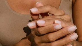 3 αποχρώσεις στο μανικιούρ που ταιριάζουν άψογα με μαυρισμένη επιδερμίδα