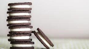 Συνταγή για σπιτικά μπισκότα τύπου Oreo χωρίς ζάχαρη και αλεύρι