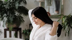 Πώς θα αποκτήσεις δυνατά μακριά μαλλιά: Οι τροφές, η φροντίδα και οι κινήσεις που ξεχνάς