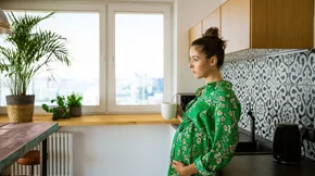 Δύο καφέδες τη μέρα στην εγκυμοσύνη μπορεί να οδηγήσουν στη γέννηση πιο κοντού παιδιού