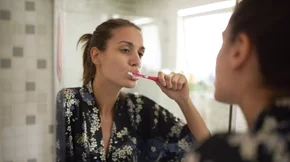 Πόσες φορές την ημέρα βουρτσίζεις τα δόντια σου; Μήπως το παρακάνεις;