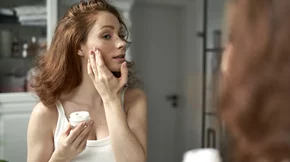 Το αγαπημένο tip των δερματολόγων για πιο ενυδατωμένη από ποτέ επιδερμίδα