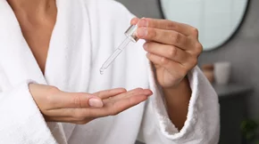 Ρετινόλη το καλοκαίρι: Πώς δε θα χάσεις ούτε τώρα τη μαγική της δράση