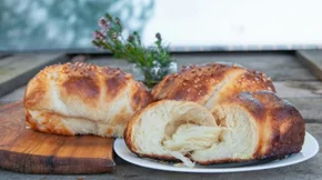 Αφράτα τσουρεκάκια χωρίς μίξερ & χωρίς ζάχαρη – Η φανταστικά εύκολη συνταγή