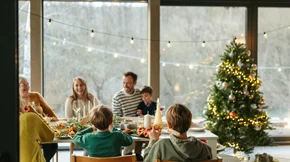 Χριστούγεννα: Να πάω ή να μην πάω στα οικογενειακά τραπέζια;