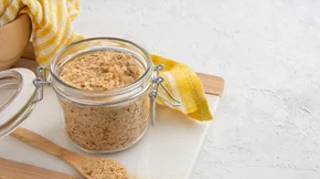 Πώς να φάω τη διατροφική μαγιά; 5 τρόποι να χρησιμοποιήσεις το "τυρί" των vegan