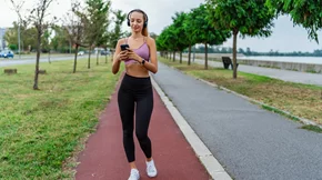 6 λόγοι που το περπάτημα κάνει καλό μετά το φαγητό