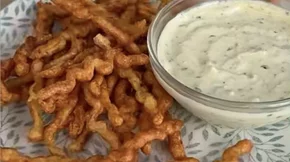 Τραγανά "τσιπς" κοτόπουλου στο air fryer - Με μόλις 2 πρωτεϊνικά υλικά