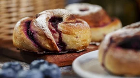 Αυτό το γλυκό με blueberries και τυρί κρέμα είναι ο λόγος να ανάψεις τον φούρνο τον Αύγουστο