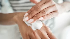 Οι σούπερ ενυδατικές κρέμες χεριών που δεν πρέπει να λείπουν απ' την τσάντα σου φέτος