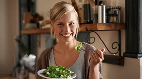 Οι διατροφικές συνήθειες που θα σε κάνουν να δείχνεις λαμπερή και νεότερη