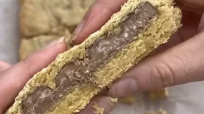 Συνταγή για το πιο λαχταριστό μπισκοτοκέικ με γέμιση σοκολάτας - χωρίς μίξερ