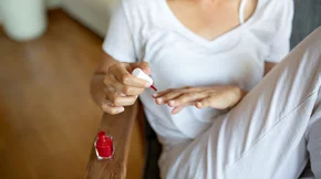 Βερνίκι νυχιών στα ρούχα/έπιπλα/χαλί; Πώς θα το αφαιρέσεις εύκολα