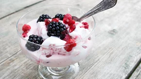 Γιαούρτι με φρούτα του δάσους: Πώς θα φτιάξεις την πιο υγιεινή εκδοχή του στο σπίτι, πανεύκολα