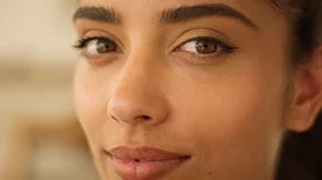 Tubing mascara: Η μάσκαρα που δεν μουτζουρώνει ποτέ - γιατί τη λατρεύουν όλες