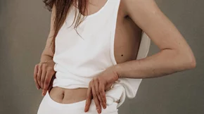 Λίπος στην κοιλιά: Ο κρυφός ένοχος για αυτό το είδος σωματικού πόνου