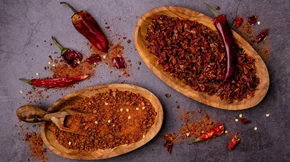 Πιπέρι καγιέν VS τσίλι σε σκόνη: Σε τι διαφέρουν τα spicy αυτά μπαχαρικά;