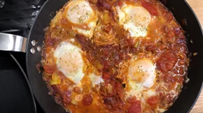 Στραπατσάδα ή καγιανάς: Συνταγή για το απόλυτα καλοκαιρινό comfort food