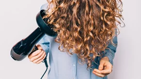 Η μέθοδος για να καταπολεμήσεις το ανεπιθύμητο φριζάρισμα στα σγουρά μαλλιά