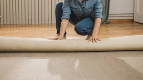 Το κόλπο για να μη γεμίσει το σπίτι σκόνη όταν μαζεύεις τα χαλιά