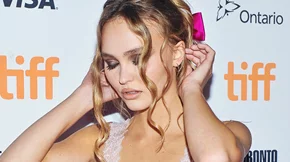 Αυτή η πανεύκολη κίνηση - ματ θα σου χαρίσει το πιο αστραφτερό μακιγιάζ στο ρεβεγιόν