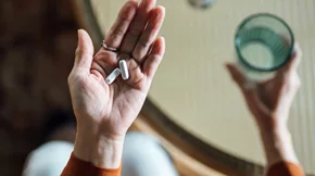 "Υγρός χρυσός": Ποιο είναι το τελευταίο huge TikTok trend στα συμπληρώματα διατροφής;