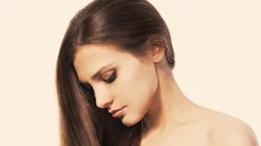 Έχω λιπαρά μαλλιά, τι να κάνω; Μάθε τις συμβουλές της beauty expert