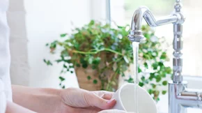 Καθαρά πιάτα και χωρίς μικρόβια: Υιοθέτησε αυτές τις συμβουλές υγείας