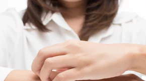 Οι celebrities που πάσχουν από ψωρίαση και όσα πρέπει να γνωρίζεις για τη νόσο