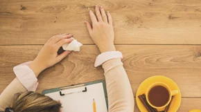 Έχεις ίωση, ιγμορίτιδα, πονάει η πλάτη σου: Να πας στη δουλειά ή όχι;