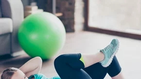 Σφιχτή κοιλιά μετά την εγκυμοσύνη; Δοκίμασε αυτή την άσκηση Pilates - είναι ιδανική ακόμη κι αν δεν έχεις γεννήσει!