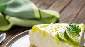 Τσίζκεικ με λάιμ και σος από βατόμουρα